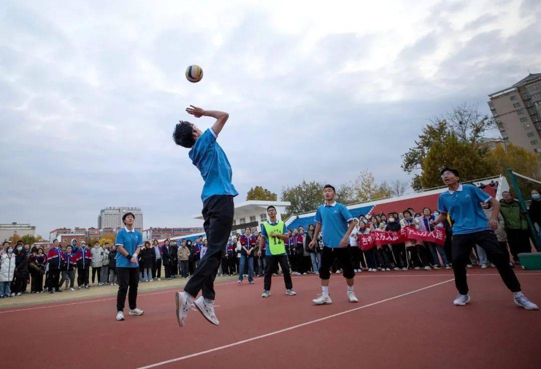 运动员们奋勇争先，赛场一片激情