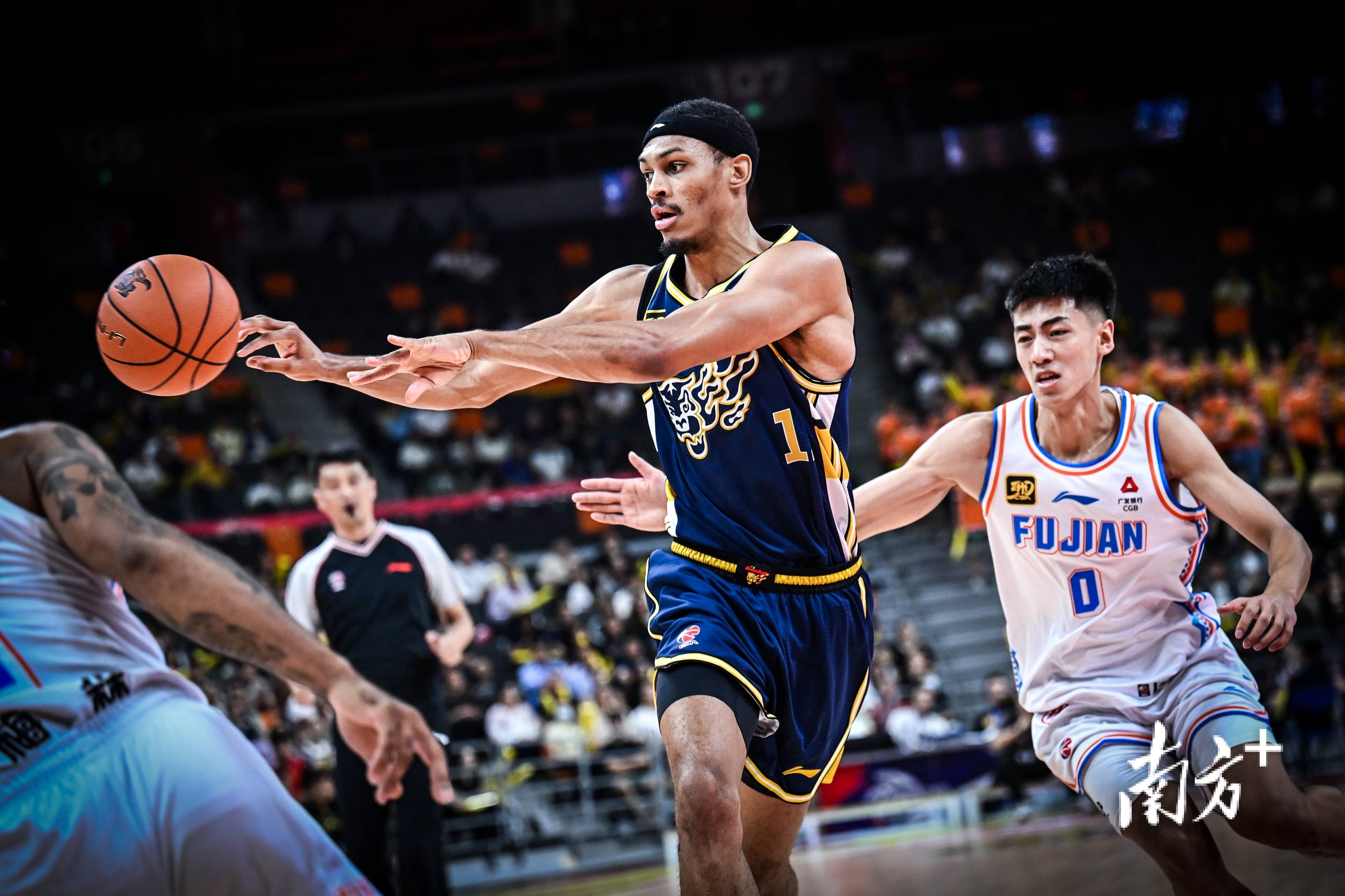 开云平台-包含广东队完胜新疆队，麦科勒姆关键制胜的词条