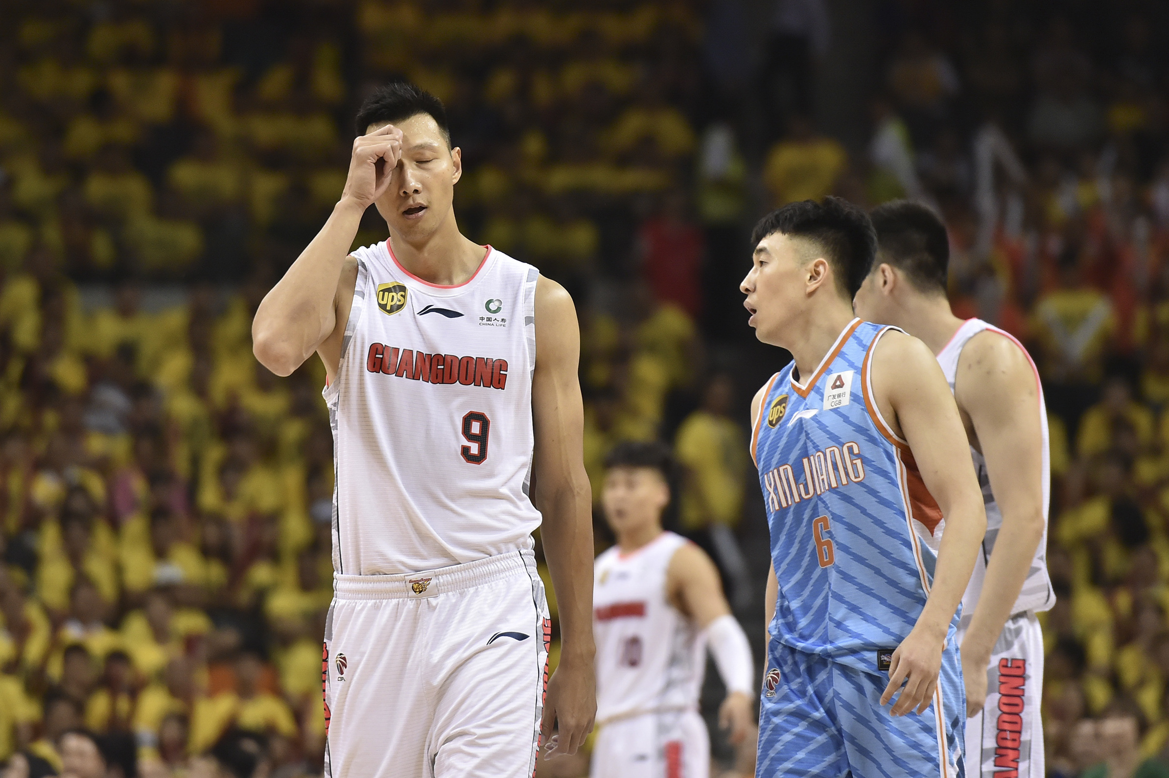 湖人鏖战广东队，易建联扛起全队